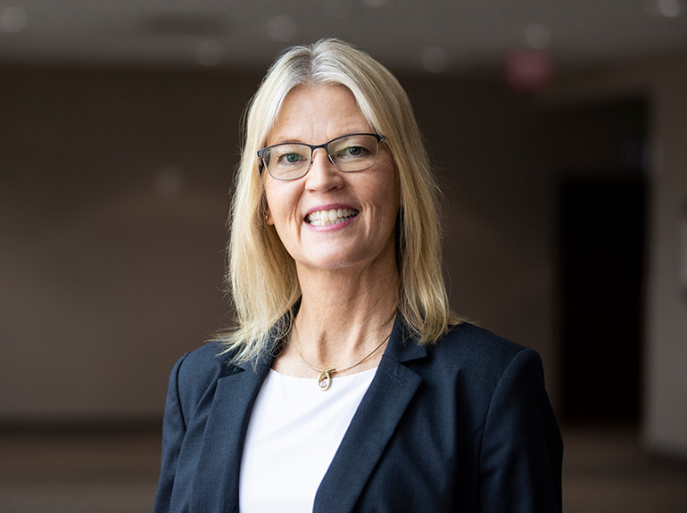 Brenda Arndt headshot